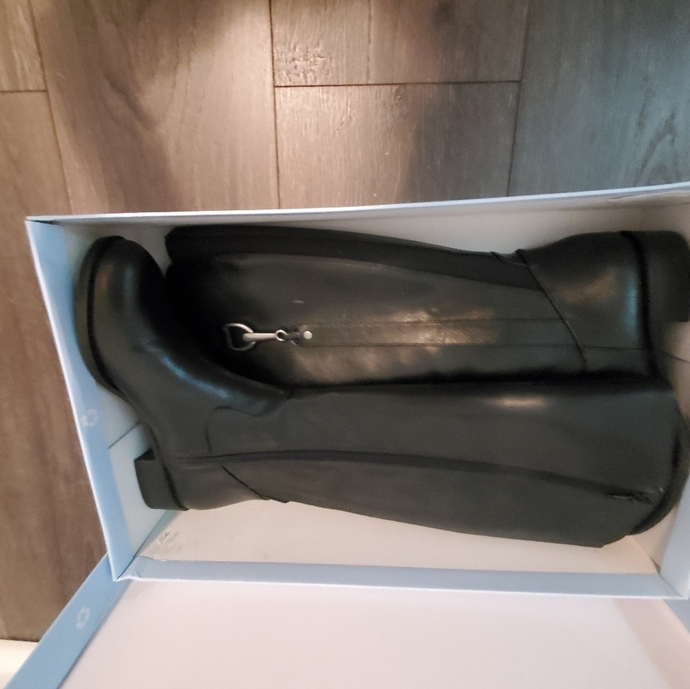 NIB Life Stride simply comfort black knee high, zip up boots.